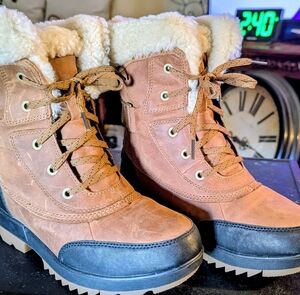Sorel Women's Tan and Black Winter Boots